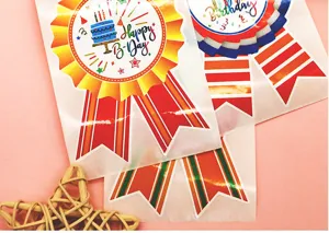 Autocollants de badge d'anniversaire colores et etiquettes decoratives de fete avec gateau.