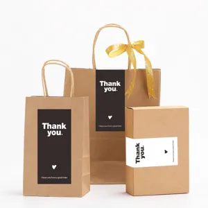Ensemble de sacs et boîtes cadeaux en kraft avec autocollants de remerciement pour mariage.