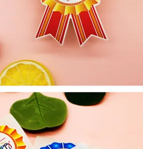 Étiquettes adhésives décoratives de fête d'anniversaire, ruban et motifs de feuilles.