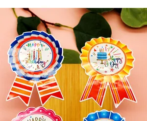 Detail de l'autocollant badge d'anniversaire, design de rosette de celebration coloree pour cadeaux.