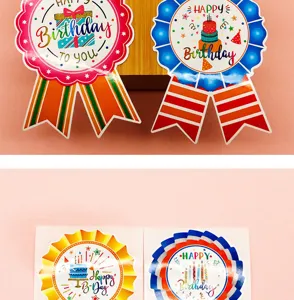 Détail en gros plan d'autocollants de badge d'anniversaire colorés avec texte et ruban.