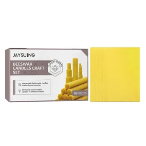 Gros plan sur la feuille de cire d'abeille jaune et le kit de bougies pour projets DIY.