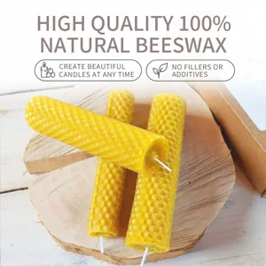 Vue détaillée de feuille de bougie en cire d'abeille, texture alvéolée artisanale avec mèche.