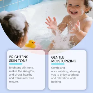 Detailafbeelding van kinderbadbom met zachte hydratatie en huidverhelderend effect tijdens bad.