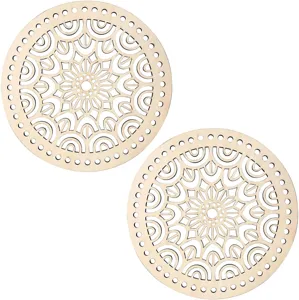 Vista detallada de dos fondos de cesta de 20cm de madera con motivo mandala para manualidades.