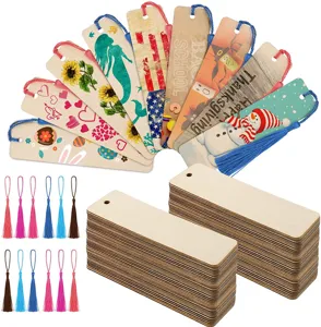 Primer plano de detalles de marcapáginas de madera, con patrones coloridos, pilas y borlas.