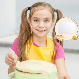 Vue détaillée du set de grattoirs à gâteau en acrylique montrant les ustensiles de pâtisserie.