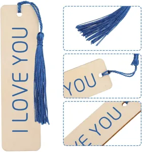 Marcapáginas de madera con borla azul y texto impreso, ideal para lectura y manualidades.