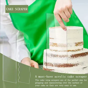 Dettaglio raschietto per torta in acrilico trasparente che mostra glassa liscia su torta.