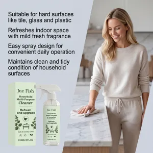 Vue détaillée du nettoyant multi-surface montrant son utilisation pour le ménage.