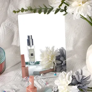 Specchio per trucco rettangolare in acrilico senza cornice, ideale per la decorazione domestica.