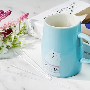 Bastoncini di zucchero in acrilico trasparente e tazza in ceramica con grazioso disegno di orsetto foto.