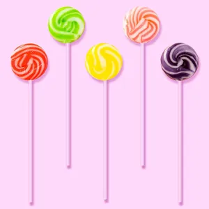 Primo piano dettagliato di lecca-lecca a spirale colorati con bastoncini lunghi