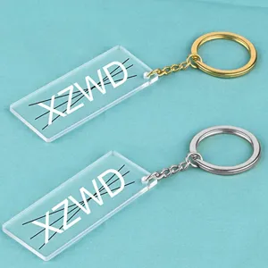 Détail de porte-clés en acrylique transparent, design rectangulaire avec anneau en métal.