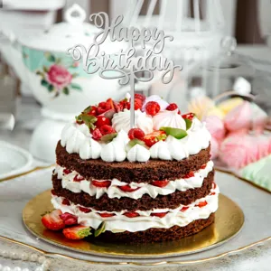 Λεπτομέρεια από το cake topper τούρτας Χρόνια Πολλά σε ασημί ακρυλικό καθρέφτη για πάρτι.