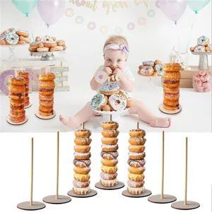 Présentoir à donuts en bois fête déco détail pour anniversaire mariage table de fête.