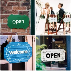 Letreros colgantes de madera y acrílico con open welcome y nombres para sillas de boda.