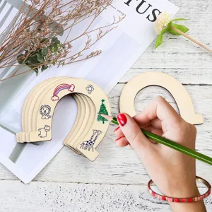 Recortes de madera en forma de herradura para manualidades, detalle de dibujo a mano.