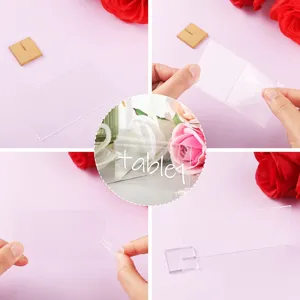 Detalle de tarjeta de mesa de acrilico transparente con retirada de film y base de soporte.