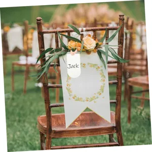 Elegante tarjeta de sitio de boda acrílica con cinta y decoración floral para mesa de fiesta.