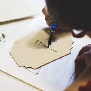 Detalle de placa de madera sin pulir, ideal para manualidades DIY y decoración de bodas rústicas.