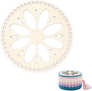 Vue de détail du fond de panier en bois et du couvercle crocheté avec motif floral.