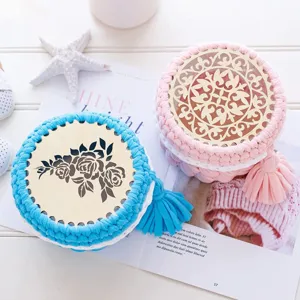 Détail du couvercle de panier en bois DIY et boîte de rangement au crochet artisanale.