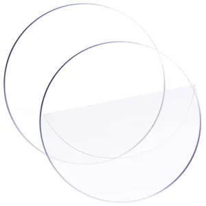Gros plan sur une plaque en acrylique ronde transparente montrant une clarté et des bords lisses