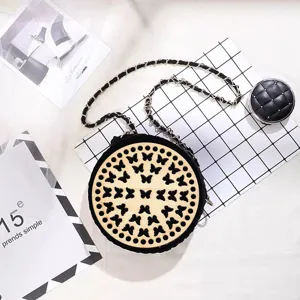 Bolso cruzado redondo elegante de madera con patrón de mariposa hueca y cadena chic