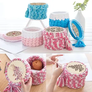 Ensemble de couvercle de panier en bois et base tricotée pour sacs de rangement.