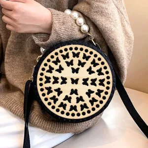 Bolso bandolera redondo de madera calada con mariposa y elegante asa de perlas negras