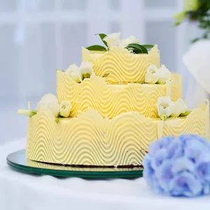 Detail en gros plan du presentoir a gateau rond en acrylique avec une surface reflechissante.