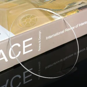 Vue de detail d'un plateau rond transparent en acrylique, support DIY presentation