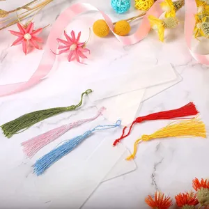 Marcapáginas de acrílico transparente con borlas de colores, vista detallada de la textura.
