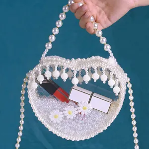 Sac à main transparent en acrylique en forme de cœur avec poignée en perles et décor marguerite.
