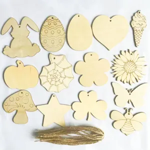 Ornements suspendus vierges en bois non finis DIY détail montrant diverses formes.