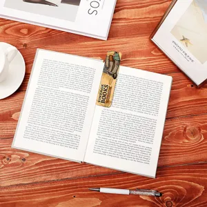 Fond de scene de detail de livre vintage et tasse a cafe pour presentation de marque-page.