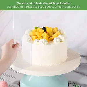 Nahaufnahme des transparenten Acryl-Kuchengraeters in Anwendung für glatte Kuchenränder beim Backen.