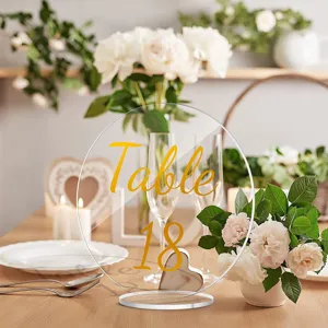 Letrero de número de mesa de acrílico transparente con impresión dorada, ideal para bodas.