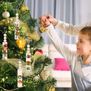 Marque-pages en bois avec perles et ficelle suspendus au sapin pour une déco de Noël.