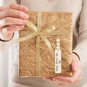 Étiquettes en bois vierges avec perles pour loisirs créatifs, emballage cadeau et marque-page.