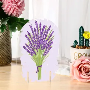 Vista detallada de la tarjeta de mesa acrílica transparente con diseño de flores de lavanda.