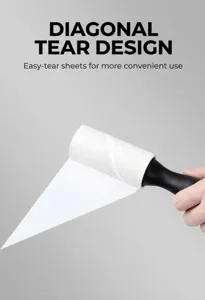 Dettaglio del rullo levapelucchi con design a strappo obliquo per una pulizia facile.