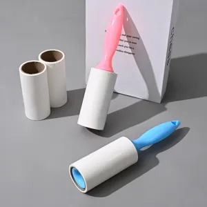 Set de rodillo quitapelusas con mangos azul y rosa y rollos de repuesto adhesivos para ropa.