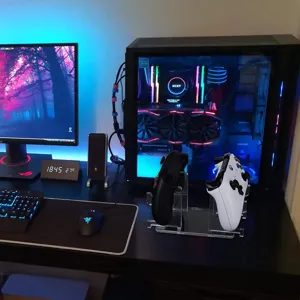 Detailansicht des transparenten Acryl Gamecontroller Ständers auf einem Gaming Schreibtisch.