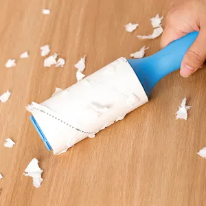 Tragbarer Fusselroller mit Klebeband zur effektiven Tierhaar- und Staubentfernung auf Kleidung.