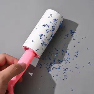 Handige kleefroller voor dierenharen met afscheurbaar papier voor schone kleding en stoffen.
