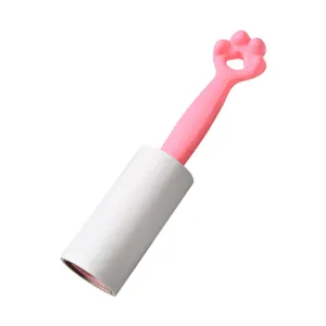 Hondenhaar- en kattenhaarroller met roze kattenpoot handvat en kleefpapier voor kleding.