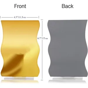 Vista detallada del cartel de número de mesa de boda de espejo acrílico dorado y plateado.