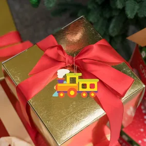 Detalle del colgante de tren de madera en caja de regalo dorada para decoración festiva.